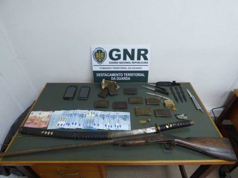 Jornal Campeão: GNR deteve dois homens e apreendeu 1 914 doses de haxixe na Guarda
