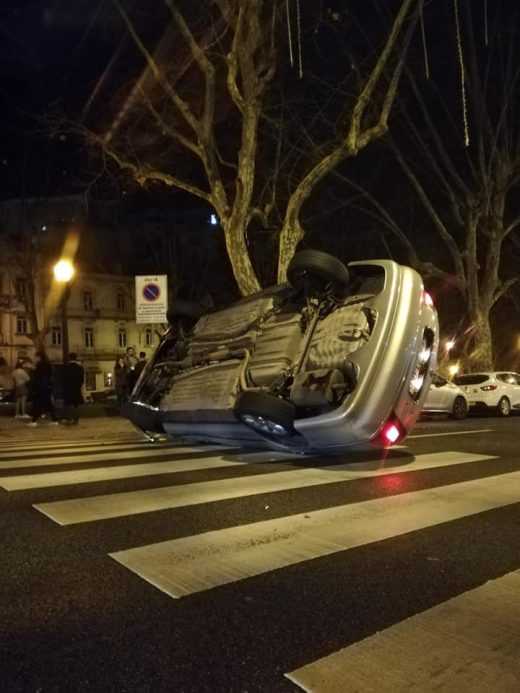 Jornal Campeão: Coimbra: Condutor sem carta e seguro capotou e bateu em três carros