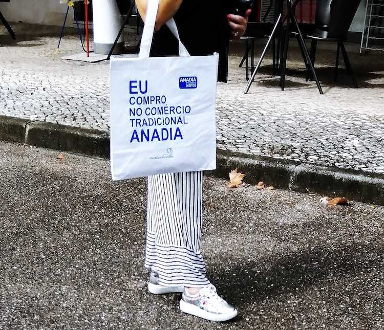 Jornal Campeão: Anadia distribui sacos reutilizáveis pelo comércio local