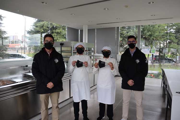 Jornal Campeão: Estudantes de Desporto da AAC distribuem máscaras pelos funcionários da cantina