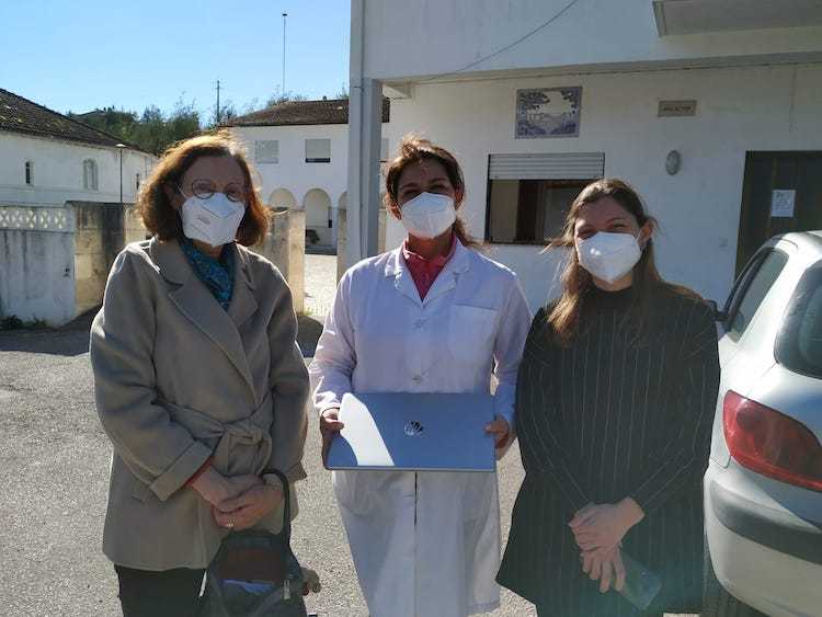 Jornal Campeão: Lions Clube de Coimbra distribui computadores à Associação Girassol