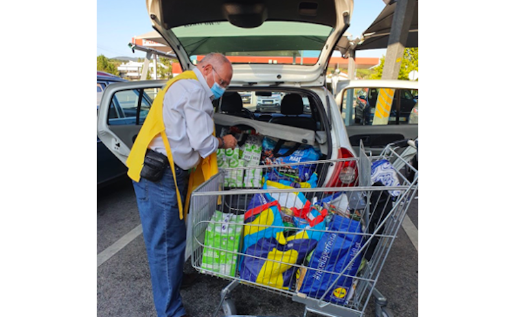 Jornal Campeão: Famílias carenciadas de Coimbra recebem apoio alimentar e artigos de higiene  