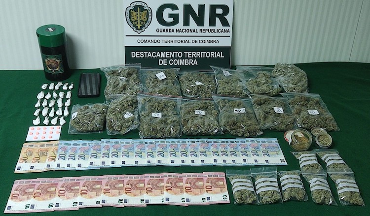 Jornal Campeão: Coimbra: Homem detido em flagrante com mais de 450 doses de estupefacientes