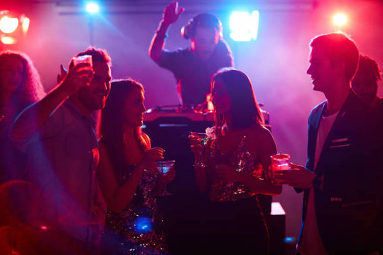 Jornal Campeão: Surto associado a discoteca de Coimbra provoca pelo menos 50 casos de covid-19