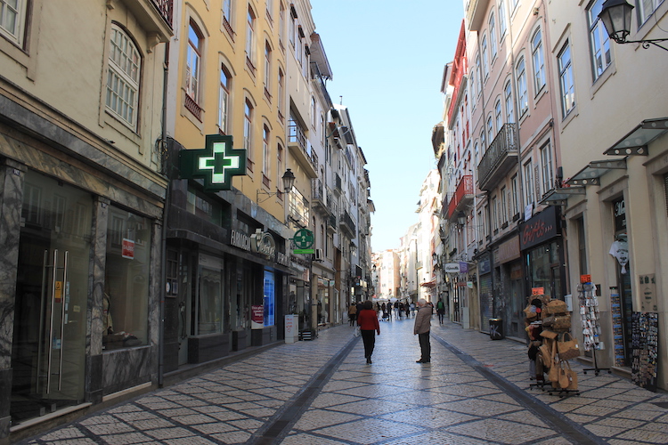 Jornal Campeão: “Fora do Sítio” vai inundar com arte as montras da Baixa de Coimbra   