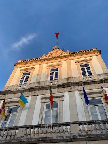 Jornal Campeão: Câmara de Coimbra solidária hasteia bandeira ucraniana no seu edifício