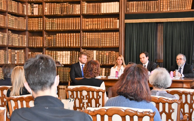 Jornal Campeão: Livro de escritora italiana apresentado na Universidade de Coimbra