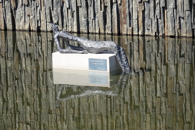 Jornal Campeão: Escultura de Dora Tracana instalada na fonte do Parque Verde do Mondego