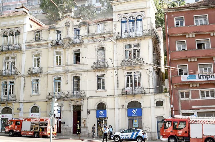 Jornal Campeão: Incêndio destrói cozinha em prédio na Avenida Sá da Bandeira