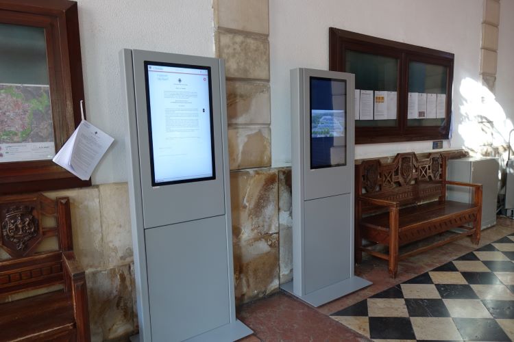 Jornal Campeão: Editais e avisos disponíveis em formato digital no átrio da CM de Coimbra