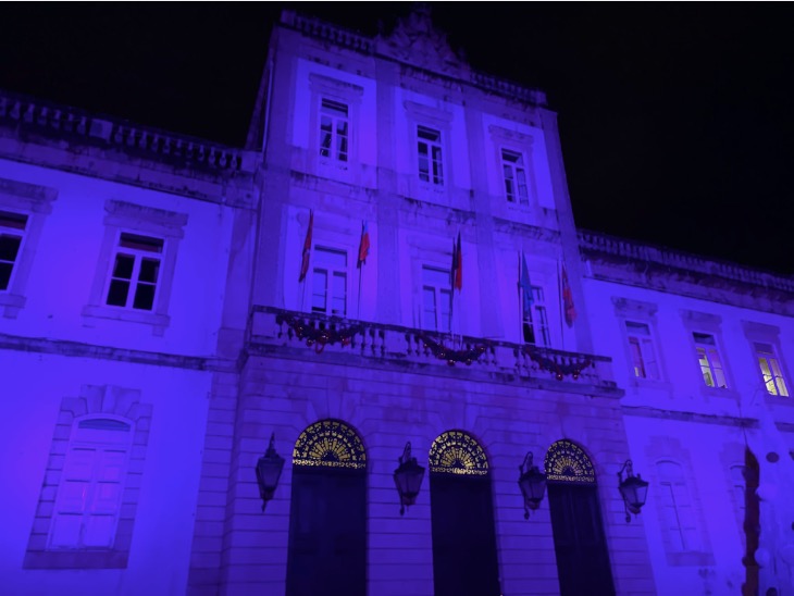 Jornal Campeão: Câmara de Coimbra iluminada de roxo para celebrar o Dia Mundial da Prematuridade