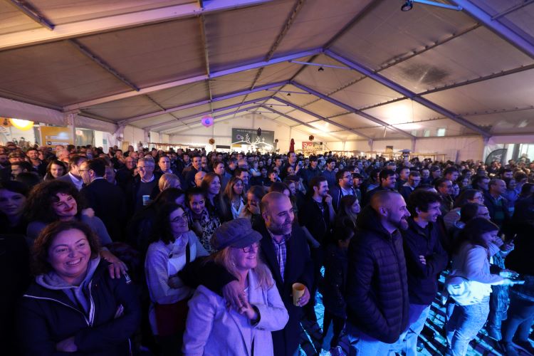 Jornal Campeão: Enchente de pessoas na Feira do Mel e da Castanha na Lousã