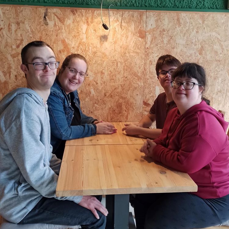 Jornal Campeão: Café em Coimbra promove inclusão de jovens com trissomia 21 no mercado de trabalho