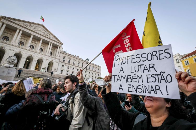 Jornal Campeão: Professores sobrecarregados e preocupados com progressão, revela inquérito da FNE