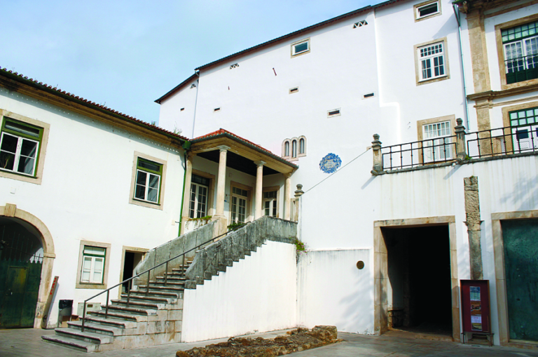 Jornal Campeão: Município de Coimbra renova cedência do Antigo Colégio das Artes à Cena Lusófona