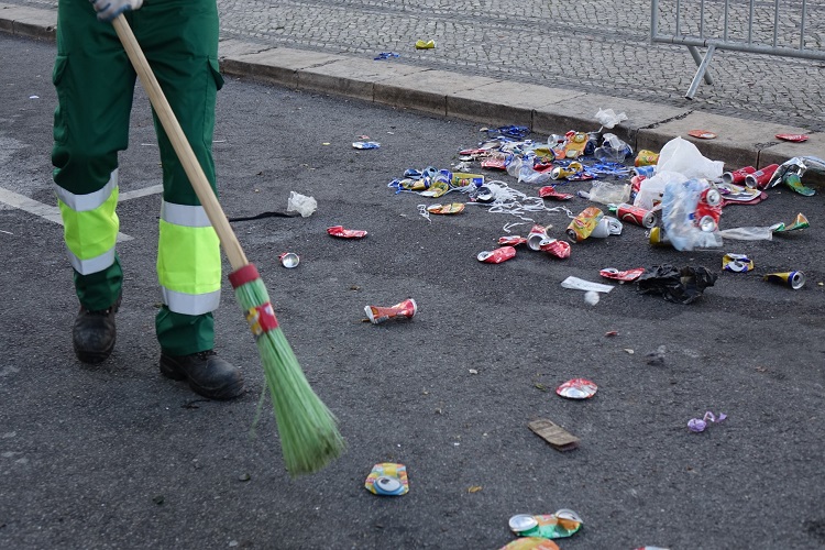 Jornal Campeão: Recolhidas 4,2 toneladas de resíduos do cortejo da Festa das Latas em Coimbra