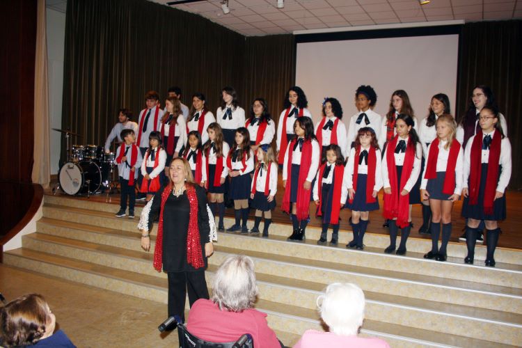 Jornal Campeão: Pequenas vozes levaram carinho e afectos à Misericórdia Obra da Figueira