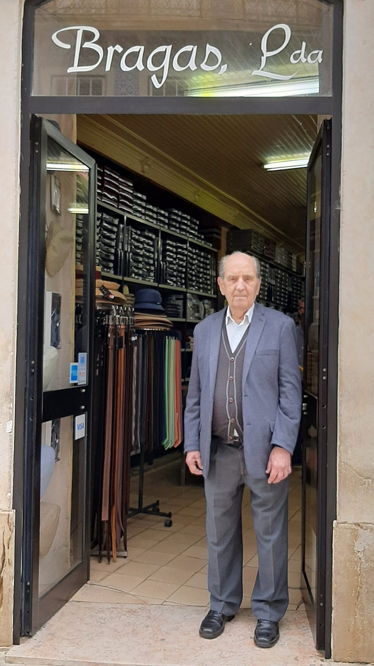 Jornal Campeão: Faleceu José Braga da loja de chapéus mais antiga da Baixa de Coimbra