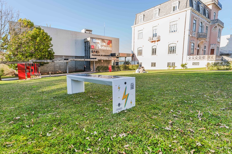 Jornal Campeão: Universidade de Coimbra tem banco com energia solar que carrega telemóveis