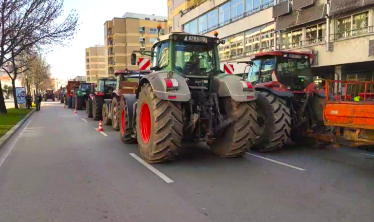 Jornal Campeão: Centenas de tractores agrícolas entopem estradas de Coimbra