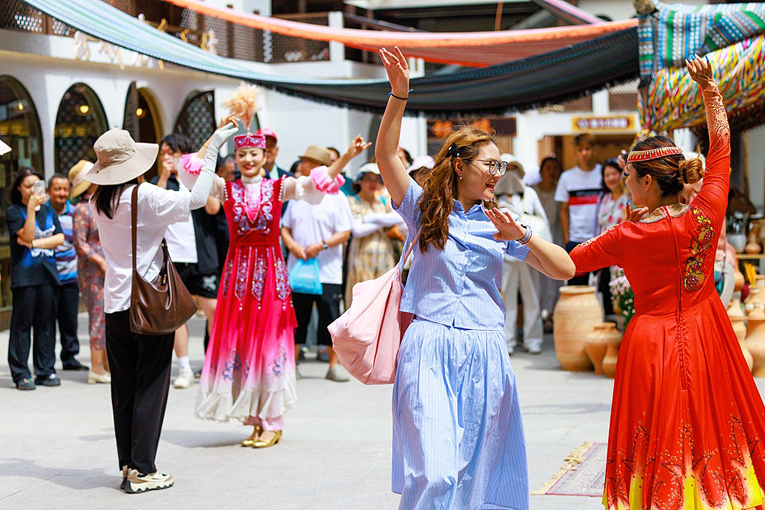 Jornal Campeão: Xinjiang celebra 70 anos com estabilidade, desenvolvimento e abertura ao mundo