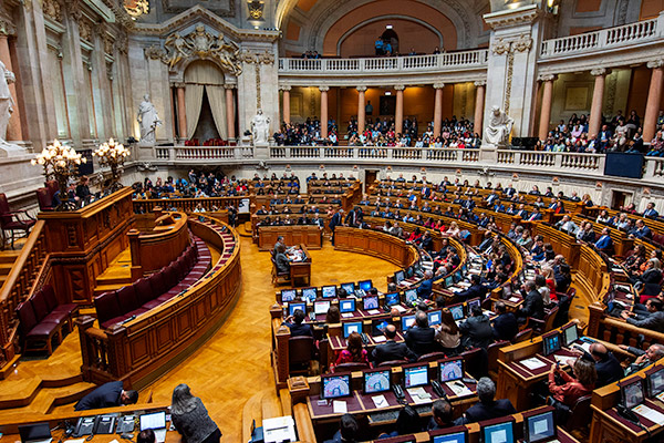 Jornal Campeão: Parlamento aprova nova lei de estrangeiros com apoio de PSD, CDS, Chega, IL e JPP