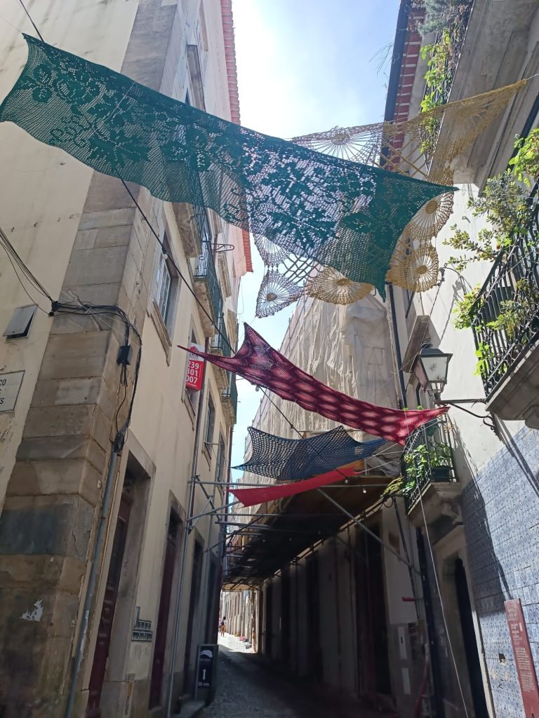 Jornal Campeão: Rua Fernandes Tomás em Coimbra inaugura “Crochet Social”