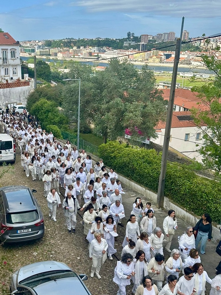 Jornal Campeão: Coro colectivo da bienal Anozero canta pela liberdade nas ruas de Coimbra