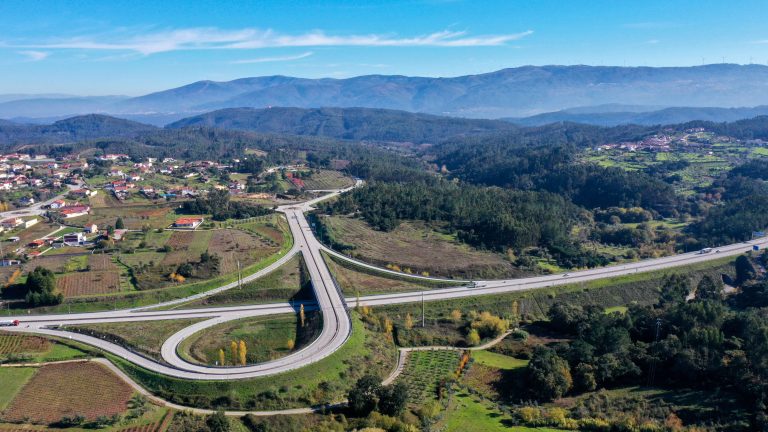 Jornal Campeão: Levantamento cadastral do futuro Parque Empresarial de Lamas já está no terreno