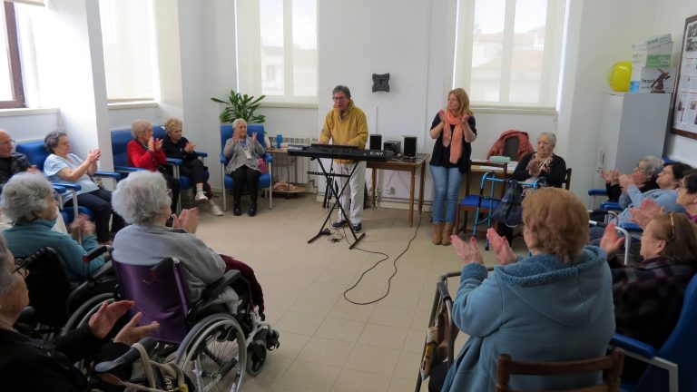 Jornal Campeão: Musicoterapia reforça bem-estar nos lares da Misericórdia Obra da Figueira